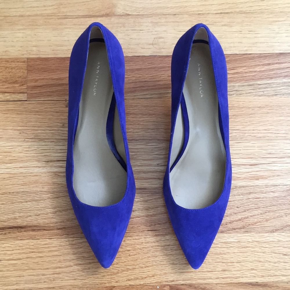 NWT Ann Taylor cobalt blue suede heels.